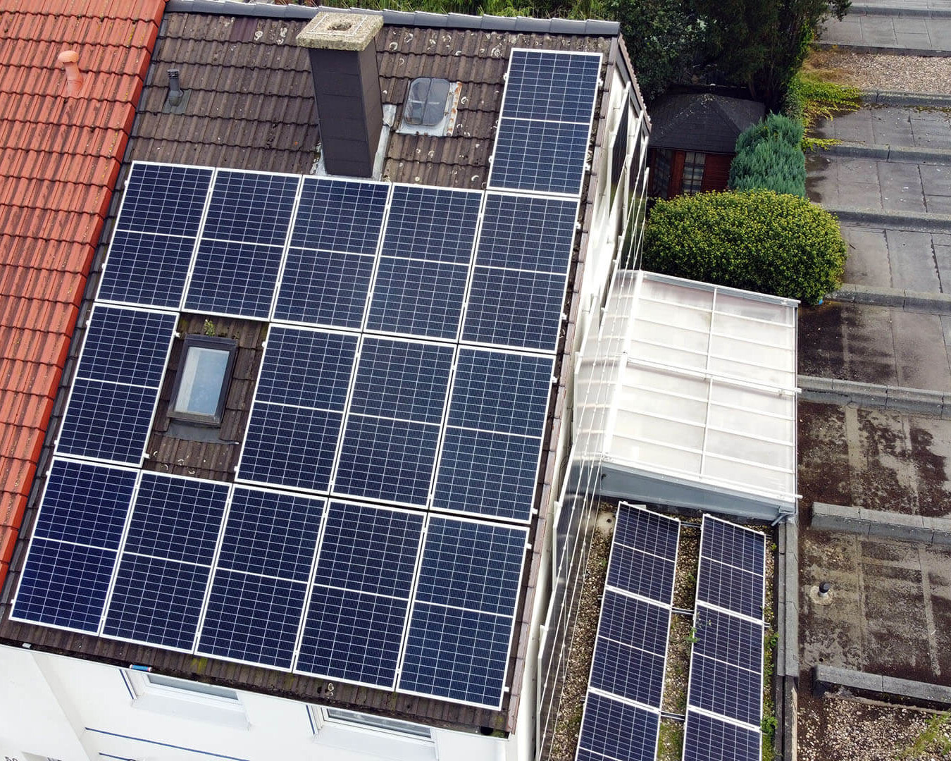 Solarmodule auf Mehrfamilienhaus